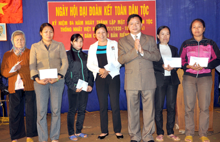 Lãnh đạo Ủy ban MTTQ tỉnh trao quà cho hộ nghèo xã Trúc Lâu (huyện Lục Yên).